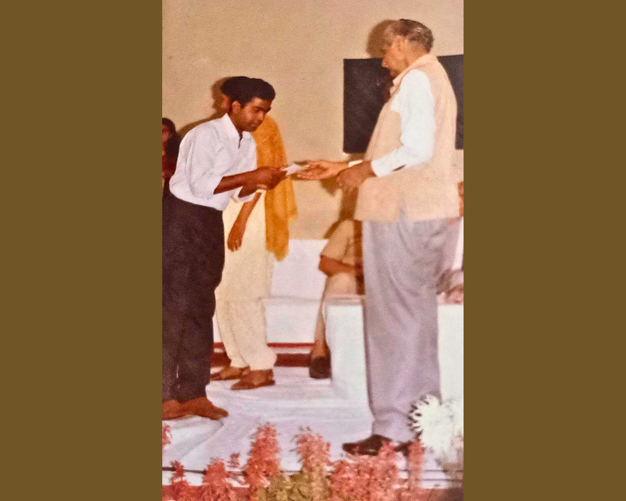 Veivek Asthaana being given the Highest Award COLOUR of prestigious Hansraj College by Padma Bhushan Kuldip Nayar